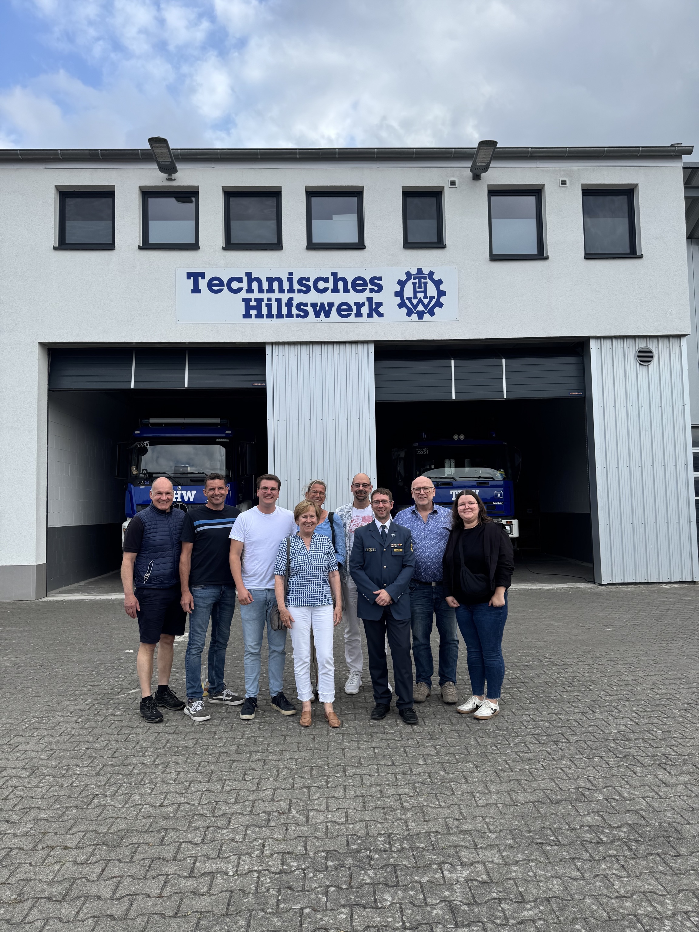 Gruppenfoto vor der Fahrzeughalle