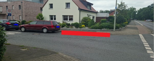 parkende Fahrzeuge verengen die Situation direkt bei der Einfahrt in den Velsener Weg
